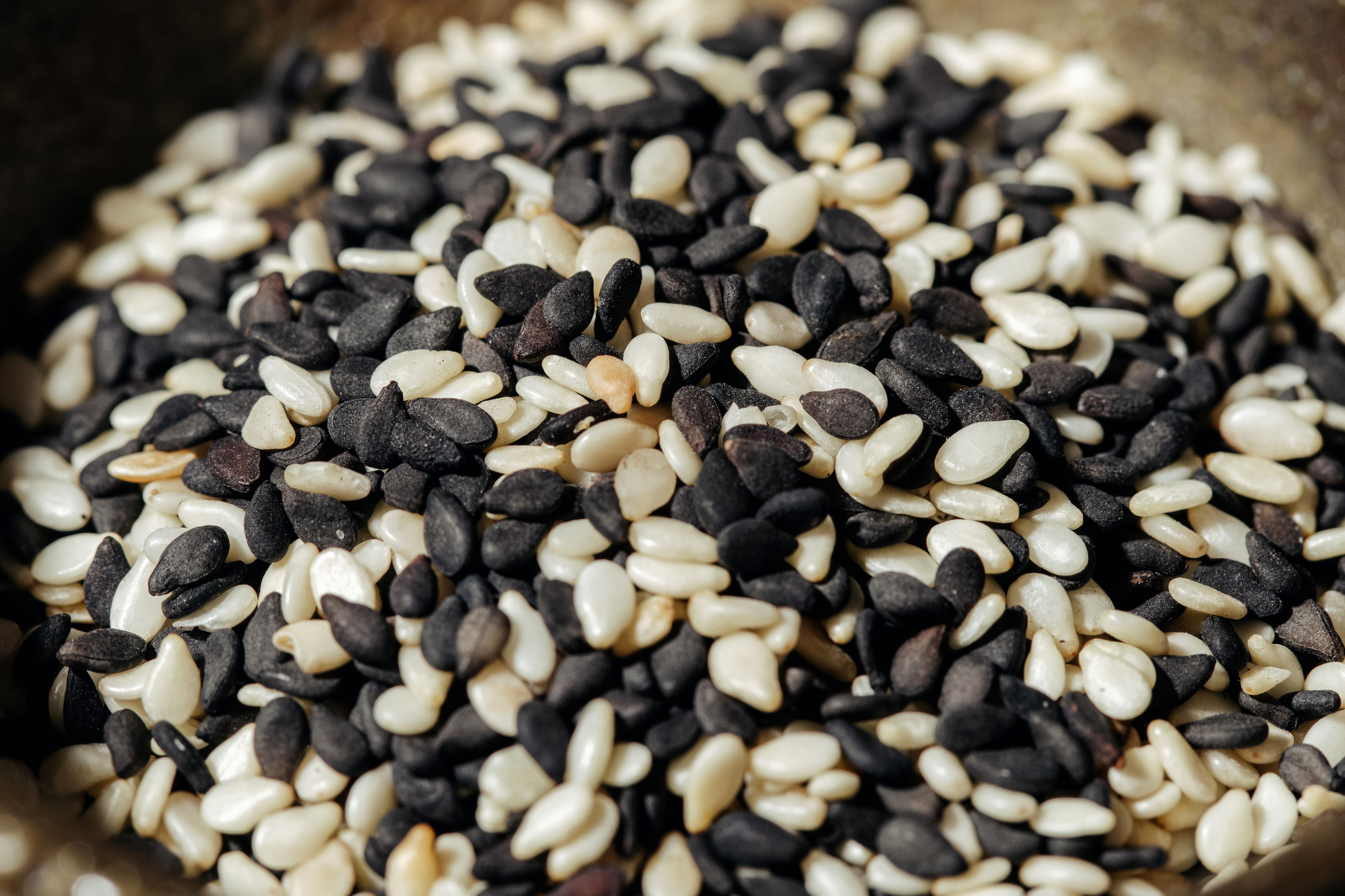 Mixed black and white natural sesame seeds from Pakistan